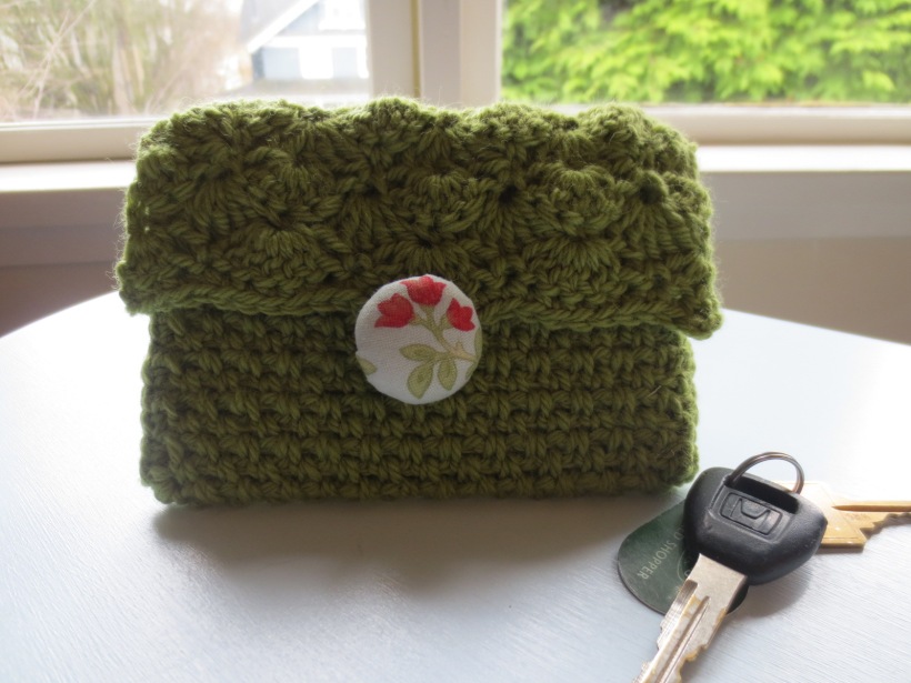 A cute little crochet clutch with a DIY fabric button!